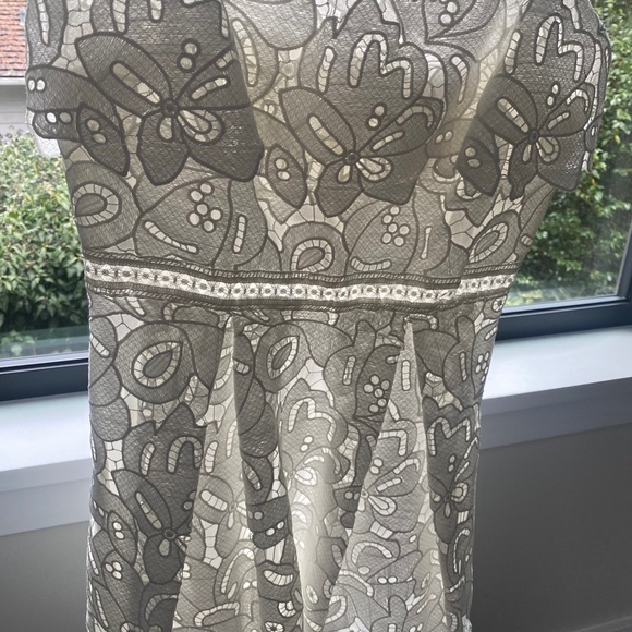 Fancy lace dress - Picture 8 of 12